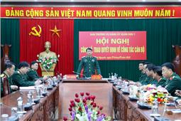 Quân khu trao quyết định về công tác cán bộ